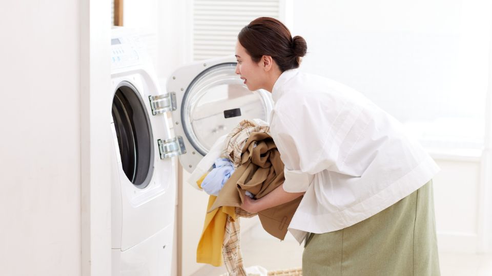 Profeco evaluó detergentes en polvo de diferentes marcas y precios para comprobar su eficacia contra las manchas y el cuidado de la ropa.