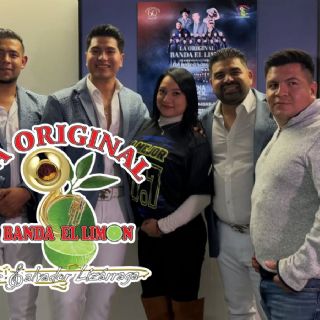 ¡Los afortunados ganadores que posaron con La Original Banda El Limón gracias a La Mejor FM!