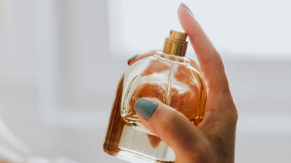¿Qué son los perfumes empolvados y a qué huelen? 5 fragancias que irradian feminidad