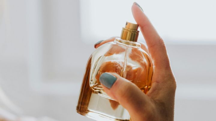 ¿Qué son los perfumes empolvados y a qué huelen? 5 fragancias que irradian feminidad