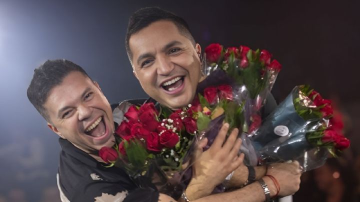 Jorge Medina y Josi Cuen le cantan a fans que se quedaron fuera del concierto