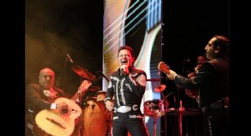 Pedro Fernández festejó a las mamás en dos presentaciones