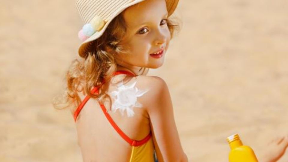 Además del protector solar, la ropa ligera y los gorros ayudan a reforzar la protección contra los rayos UV.