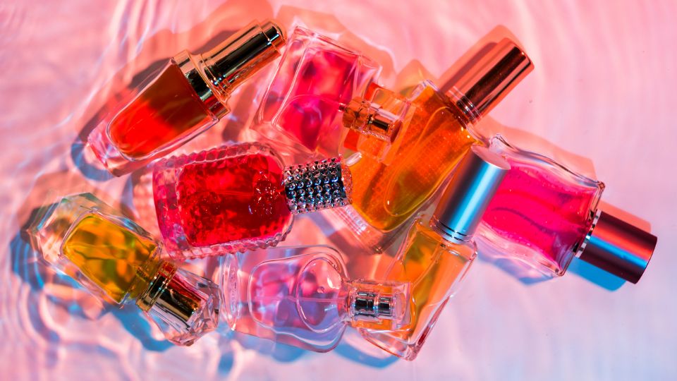 Conoce los perfumes más icónicos que aparecen en series y películas.