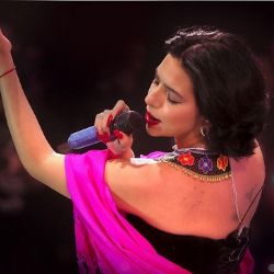 Ángela Aguilar se lava las manos