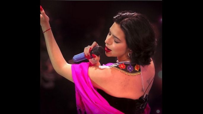 Ángela Aguilar se lava las manos