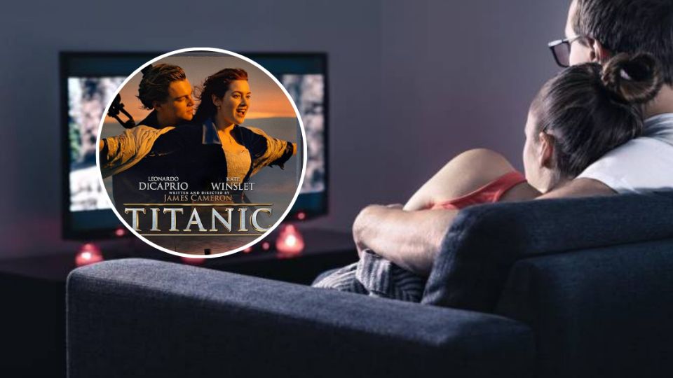 Pareja de novios viendo una película romántica