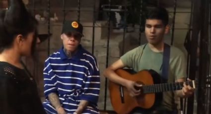 Santa Fe Klan demuestra su humildad cantando en la calle con dos fanáticos VIDEO