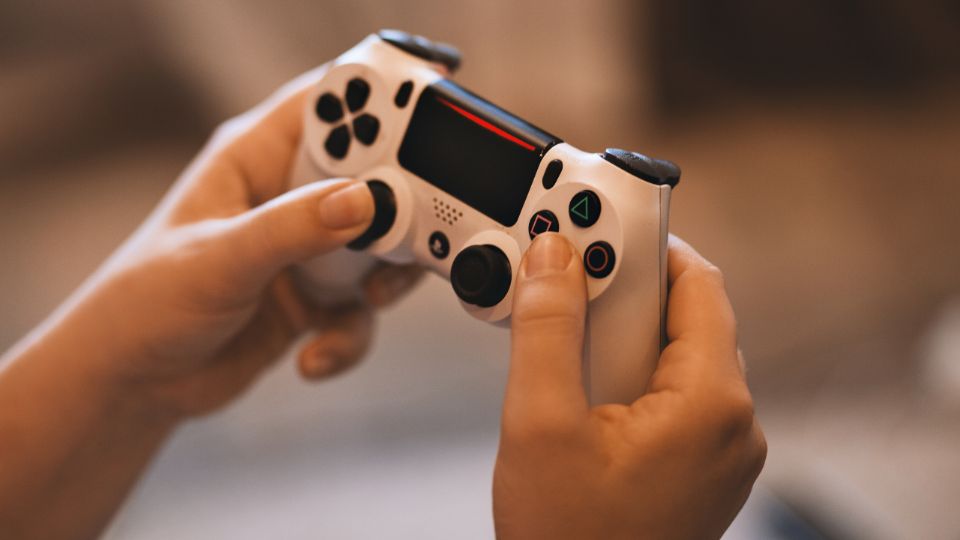 Un niño reclama airadamente a su padre por haberse comprado zapatos en lugar de regalarle un PlayStation 5, escena que rápidamente se volvió viral en redes sociales.