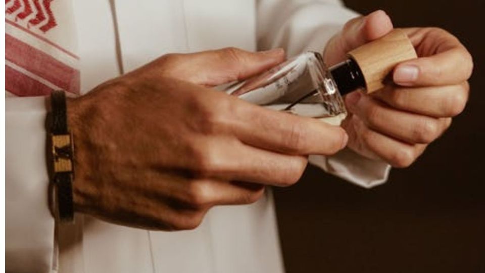 Las notas metálicas son altamente versátiles, ya que pueden combinarse con fragancias florales para añadir frescura
