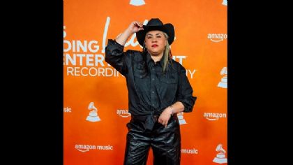 Vivir Quintana brilla en la premier del Latin Grammy