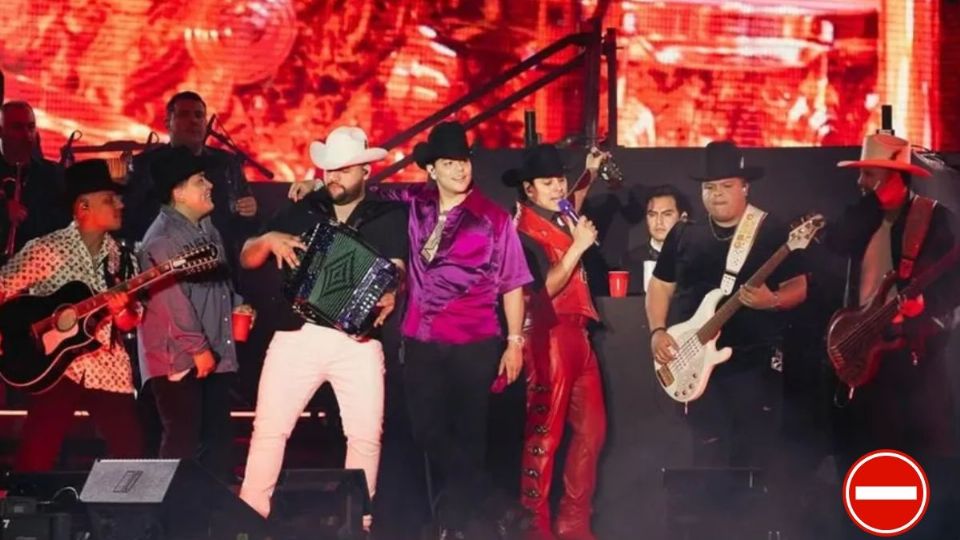 Grupo Firme canta corrido prohibido en concierto