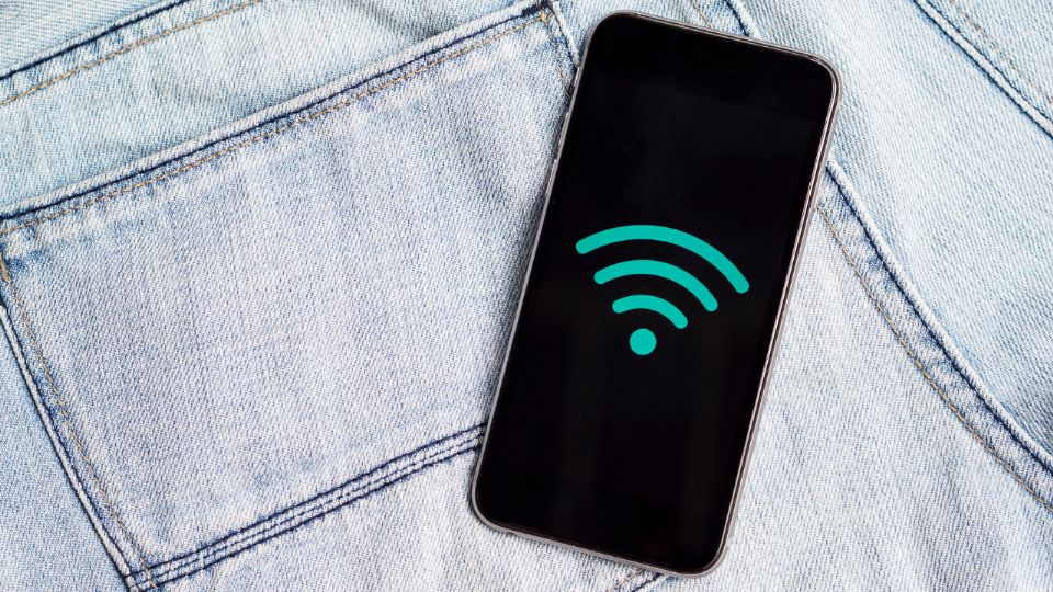 Detecta si alguien más usa tu WiFi observando conexiones desconocidas, caída de velocidad y actividad inusual en tu red.