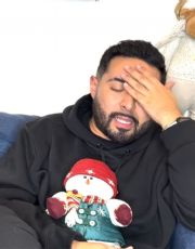 Foto descriptiva de: Ángela Aguilar se arrodilla en pleno concierto y Cazzu detiene show por insultos a Nodal