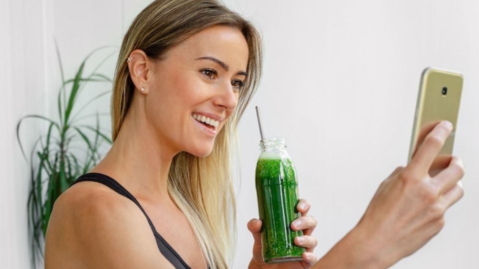 Los licuados desintoxicantes son una opción natural para reducir la hinchazón abdominal.