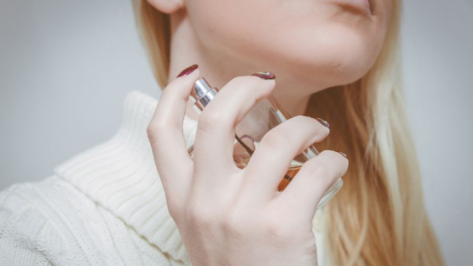 Perfumes frescos para mujer que no desaparecen con el calor del verano