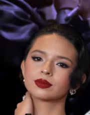 Foto descriptiva de: Ángela Aguilar reaparece con cabello largo en la fiesta de Nodal y desata furor