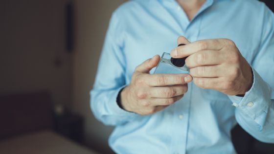 5 perfumes especiados para hombre que transmiten sensualidad, misterio y son de larga duración