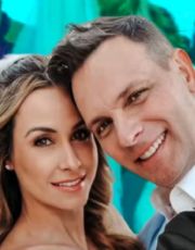 Foto descriptiva de: Odalys Ramírez y Pato Borghetti se casan tras 15 años: así fue su boda íntima frente al mar