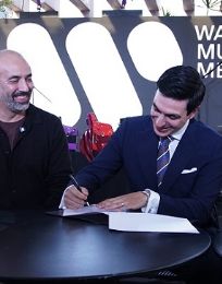 Foto descriptiva de: Raúl Hernández Jr firma con Warner Music México