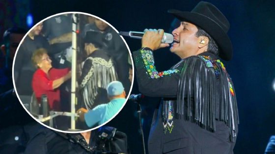 VIDEO: Julión Álvarez regala emotivo momento a fan de 87 años durante concierto en Hermosillo