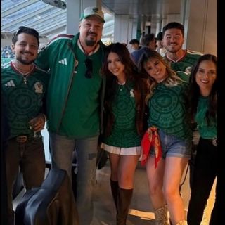 Disfrutando el partido México-Ecuador en familia