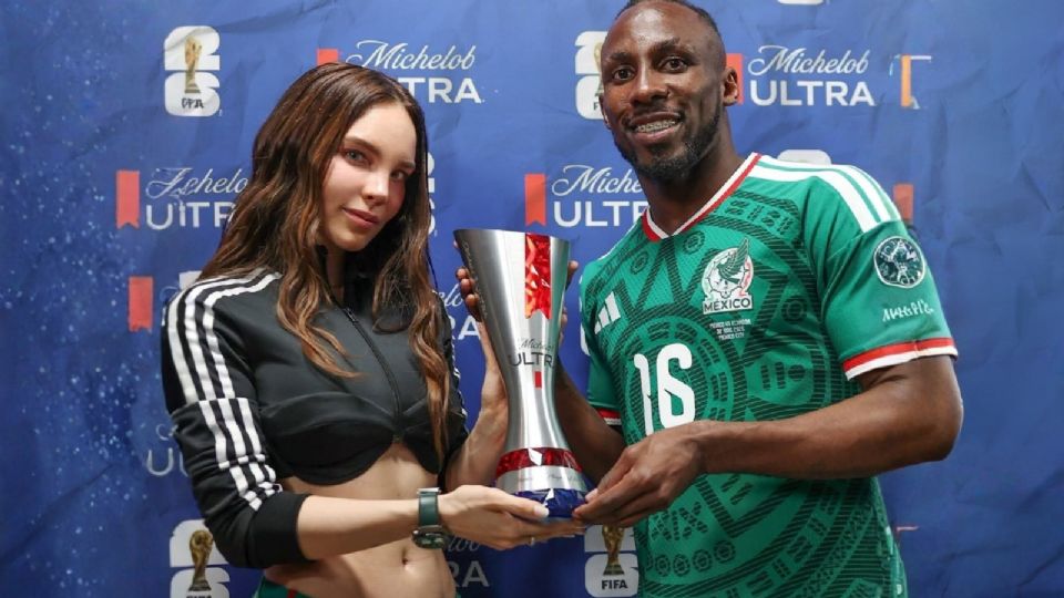 Belinda entrega el valioso premio de MVP a Julián Quiñones tras triunfo contra Ecuador