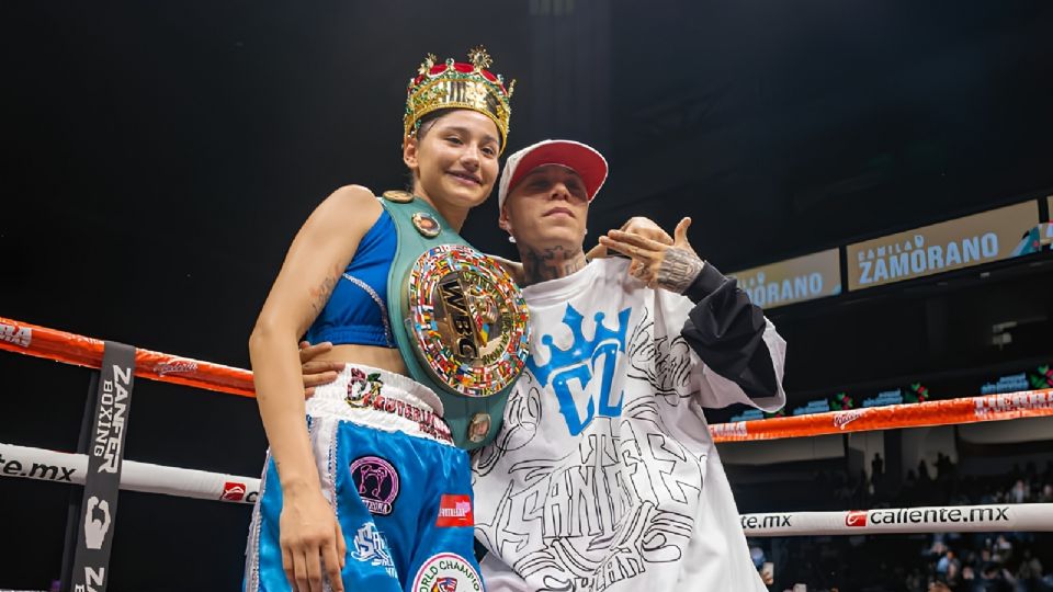 Camila Zamorano es acompañada por Santa Fe Klan en su pelea en la FENAPO